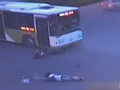 闯红灯被撞飞无人报警