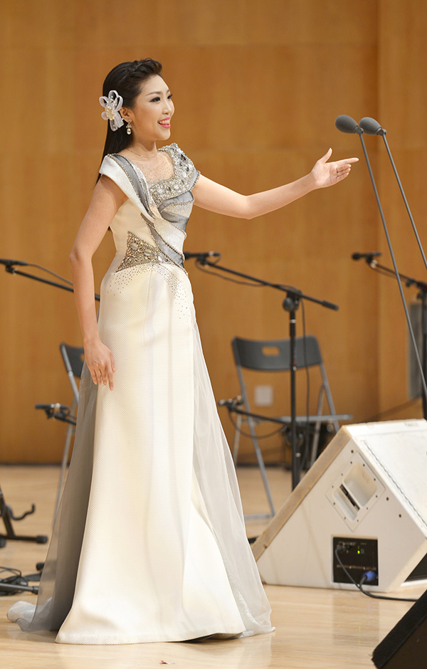 雲霞演唱歌曲