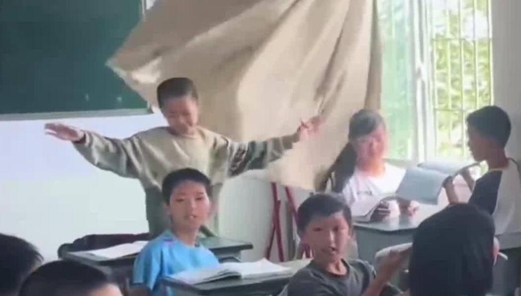 这一刻，风是自由的，孩子们也是
