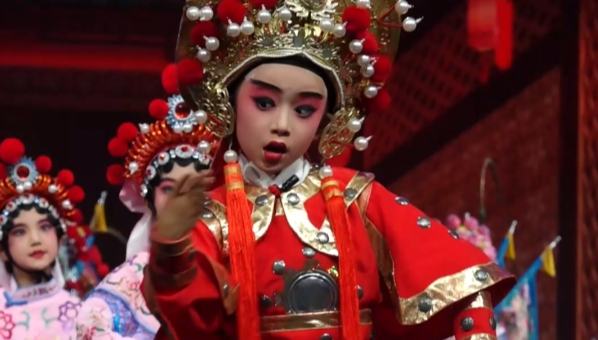 六岁小“花木兰”表情亮了 网友：这娃是老天爷追着喂饭的