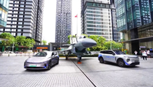 歼-10C模型机现身重庆 吸引市民拍照打卡