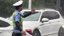 湖南益阳：执勤辅警冒雨赤脚指挥交通