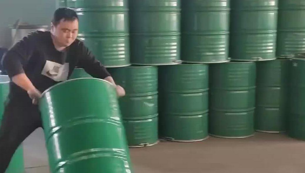 搬运师傅展示绝活“转桶入库” 弧线走位堪称力与美的完美结合