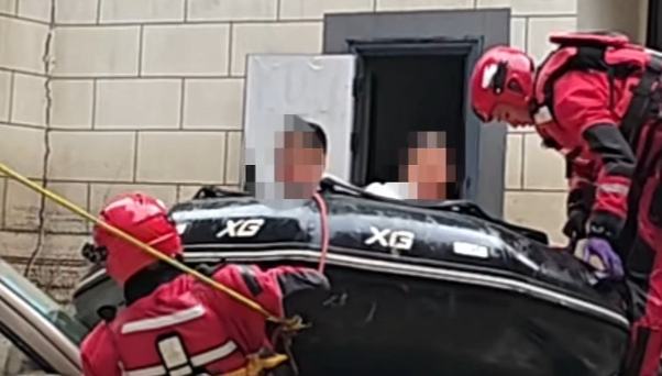 孕妇被洪水围困……别怕，船来了！