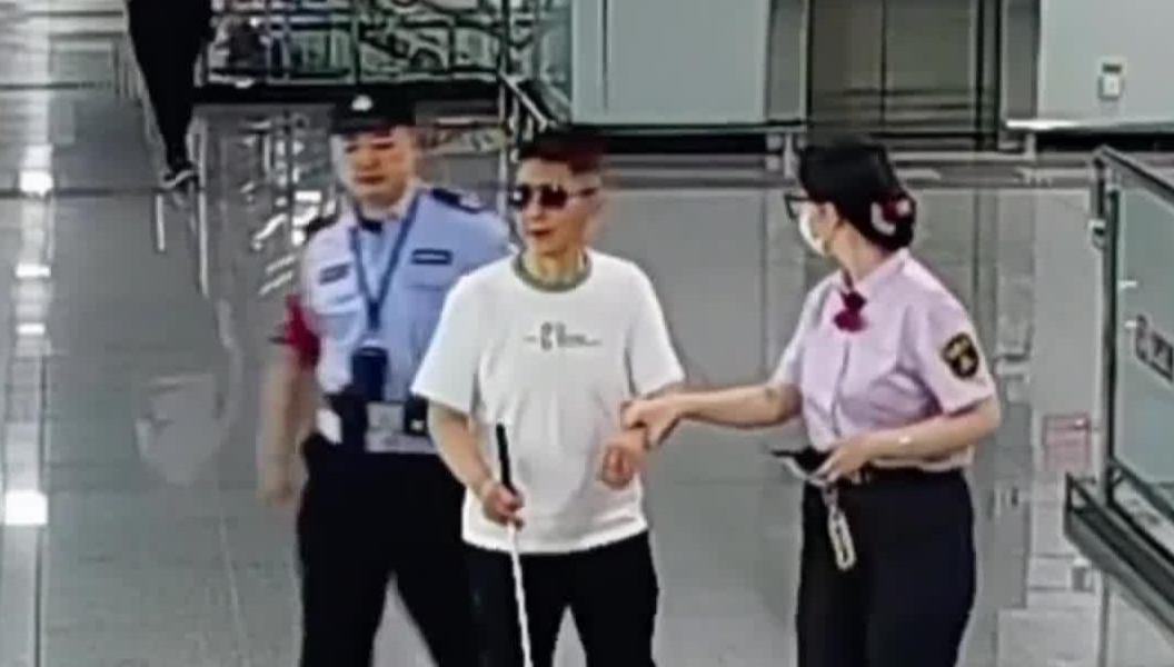 地铁站温暖接力 为他"照亮"回家的路
