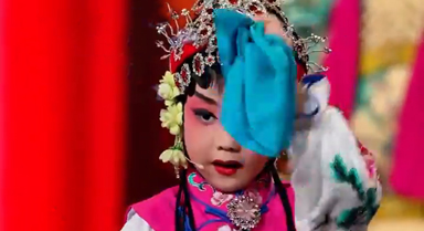 表演时手绢被卡，小演员丝滑化解