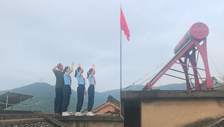 29年不间断！这间农家小院的屋顶升起国旗