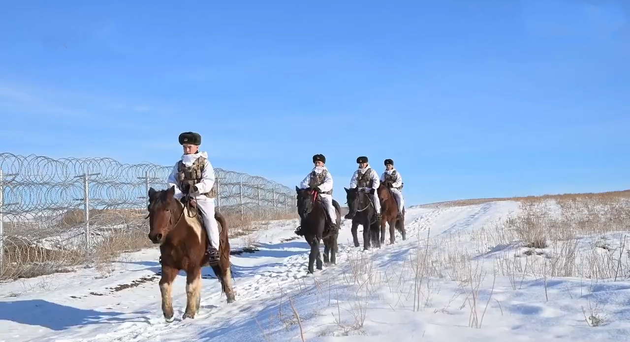 雪原驰骋！边防官兵策马踏雪巡边关