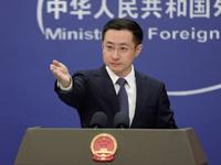 外交部回应菲军舰企图强闯我黄岩岛：中方采取必要处置措施正当合法